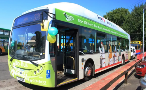 Ônibus movido a fezes já percorreu 14 mil km e reduz CO₂ em 80% em Barcelona