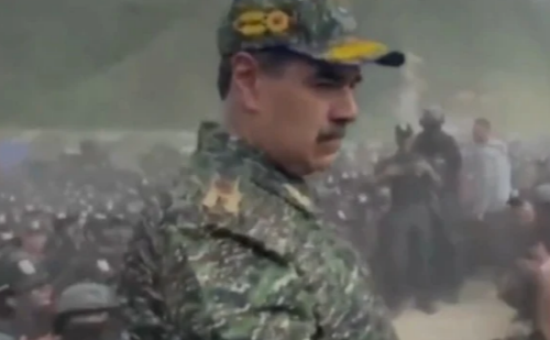 Com farda, Maduro convoca milícia para ‘defender soberania’ contra os EUA
