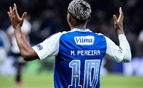 Com golaço de falta, Cruzeiro vence São Paulo e cola na liderança