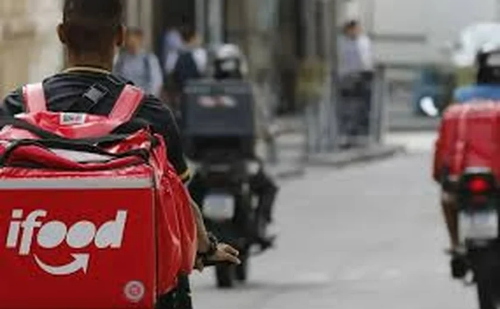 Entregador do iFood é baleado por policial após recusar subir em prédio no RJ