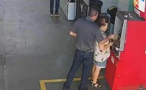 Idosa tem cartão trocado em golpe e perde mais de R$ 9 mil em Minas Gerais