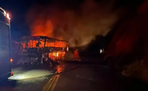 Ônibus com 28 passageiros pega fogo na BR-356 em Muriaé