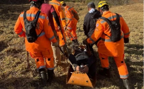 Homem de 46 anos cai de parapente e é resgatado em mata fechada em Patos de Minas