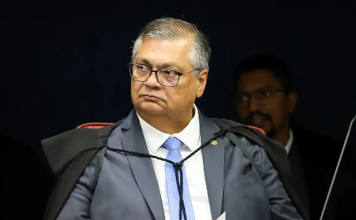 Flávio Dino sofre ataque verbal em avião na véspera de julgamento de Bolsonaro