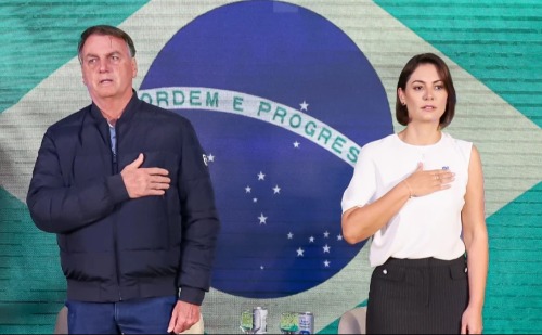 Michelle Bolsonaro acompanha julgamento do marido na sede do PL