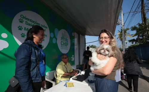 Microchipagem gratuita de pets começa em Praia Grande com trailer itinerante
