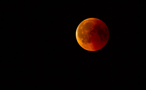 Eclipse lunar mais intenso desde 2022 ocorrerá neste domingo