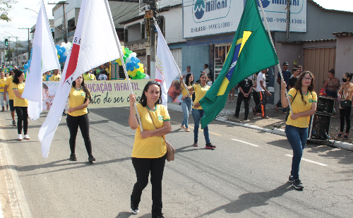 Desfile de 7 de Setembro reúne escolas, forças de segurança e entidades em Coronel Fabriciano