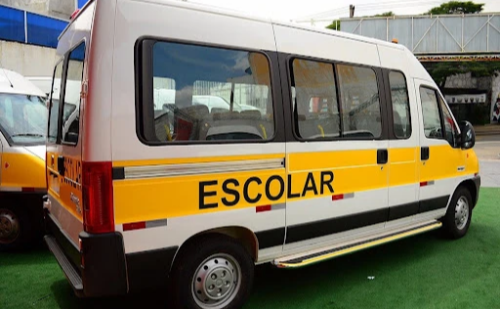 Motorista de van escolar é preso por abuso de menor em Valadares; van foi incendiada por moradores
