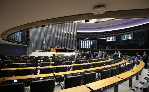 Câmara aprova fim de descontos em benefícios do INSS