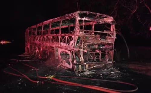 Ônibus com universitários pega fogo na MG-217