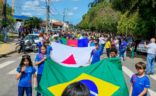 Colégio São Francisco Xavier promove desfile cívico no Cariru em Ipatinga