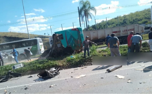 Ônibus capota após colisão e deixa quatro mortos na BR-040 em Juiz de Fora