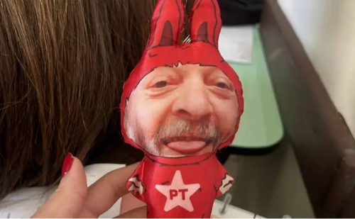 'Lalulu': boneco com rosto de Lula vira febre nas redes sociais
