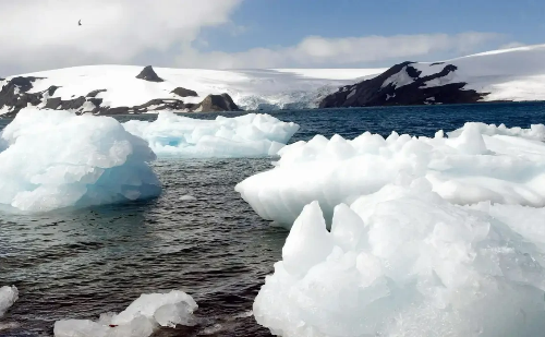 A23a, ex-maior iceberg do mundo, derrete rápido após décadas encalhado