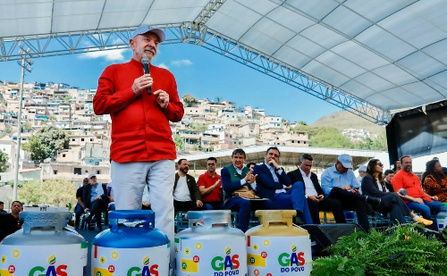 Lula diz que país precisa garantir que 'muitos tenham pouco dinheiro' para evoluir