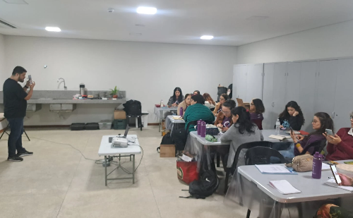 Curso de fotografia ajuda artesãs a vender mais no Vale do Aço