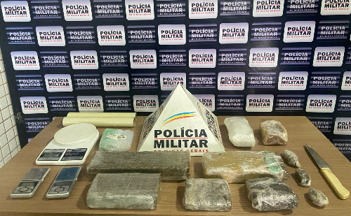 Polícia encontra esconderijo com drogas em casa abandonada em Caratinga