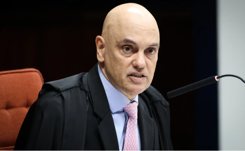 Moraes ironiza defesa de Ramagem ao exibir anotações sobre urnas