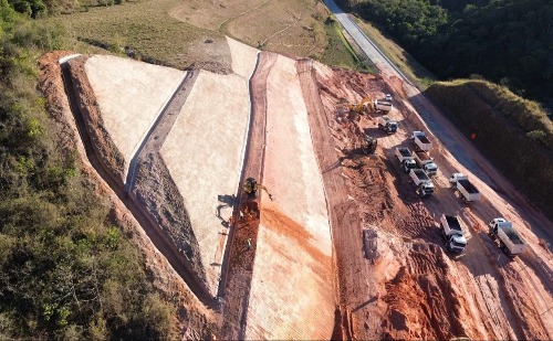 Obras no talude da BR-381 em Antônio Dias avançam e liberação está prevista para outubro
