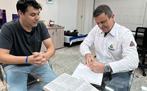 Prefeito de Timóteo sanciona lei que autoriza leitura da Bíblia como recurso pedagógico