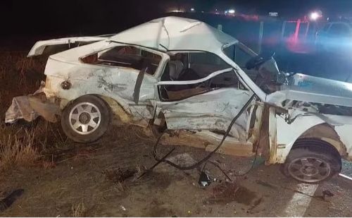 Acidente entre dois carros deixa um morto e um ferido na BR-259, em Resplendor