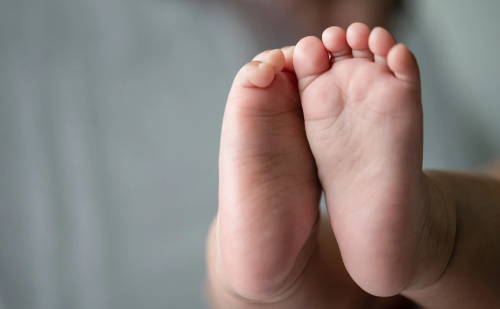 Bebê sofre traumatismo craniano após cair durante briga em MG