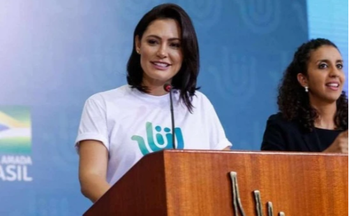 Michelle Bolsonaro ironiza revista em fusca e cita prisão domiciliar de Jair Bolsonaro
