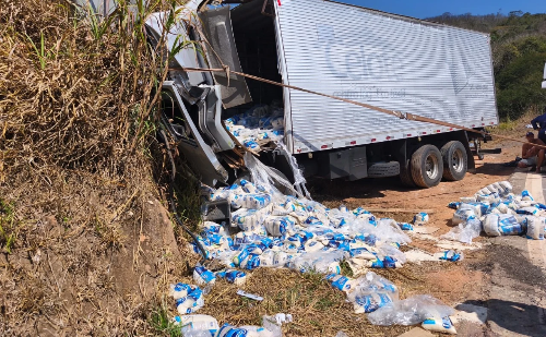 Motorista de caminhão fica preso na cabine enquanto carga de arroz é levada por populares em Nova Era
