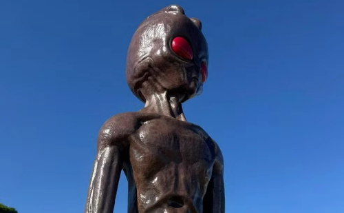 Escultura gigante de ET é inaugurada em Varginha como novo ponto turístico