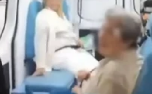 Idosa de 99 anos é acalmada por equipe do Samu com músicas em ambulância em SP
