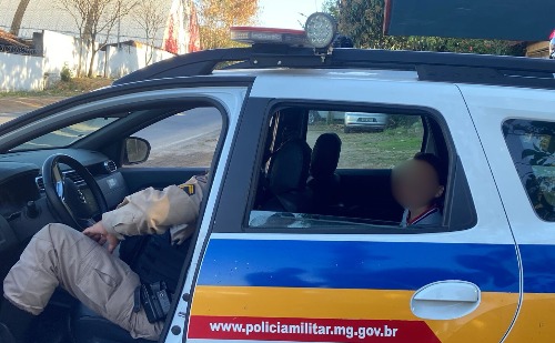 Menino autista é colocado em viatura da PM após crise em escola de Timóteo