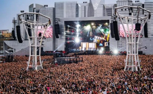 Para ficar na grade, fãs usam fralda em show dos Backstreet Boys no The Town