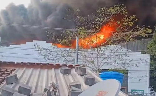 Incêndio atinge fábrica de artigos de Natal e festas em BH e mobiliza bombeiros