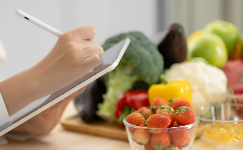 Educação alimentar nas empresas reduz riscos à saúde e melhora produtividade