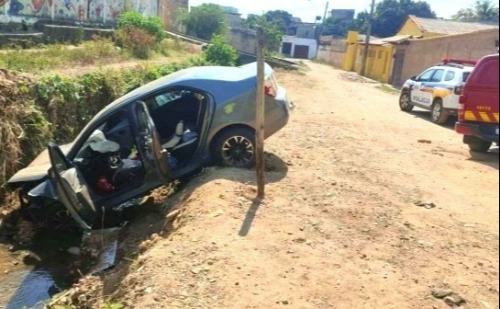 Homem morre de parada cardíaca após cair com carro em córrego em Minas Gerais