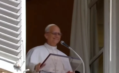 Multidão celebra aniversário de 70 anos do Papa Leão XIV no Vaticano