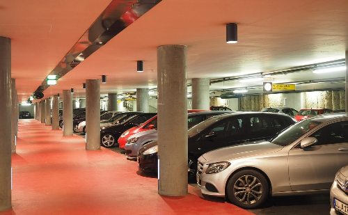 Restaurante deve indenizar clientes por furto em estacionamento
