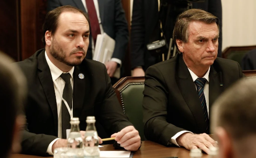 Carlos Bolsonaro denuncia escolta armada durante ida de Bolsonaro ao hospital