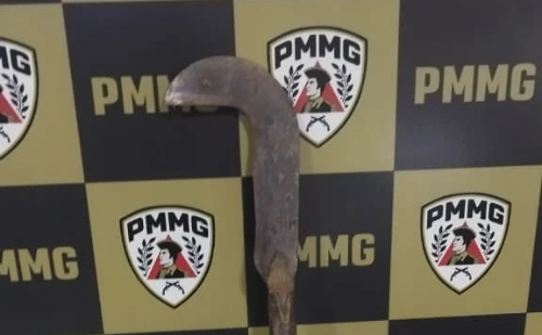 Homem é preso após agredir companheira e ameaçar família com foice em Açucena