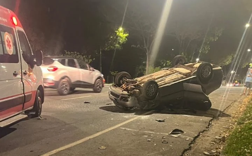 Carro capota após bater em veículo estacionado em Ipatinga