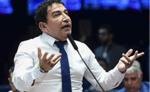 Magno Malta pede orações por Bolsonaro após agravamento de saúde