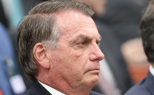 Bolsonaro deixa prisão domiciliar e é levado com urgência ao hospital