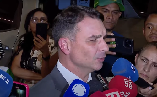Flávio Bolsonaro relata crise respiratória do pai antes de internação