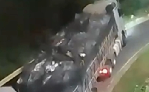 Vídeo: carreta fica presa em viaduto e interdita trânsito em Ipatinga