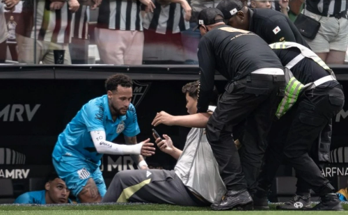 Suspenso da Arena MRV torcedor do Atlético que invadiu gramado para foto com Neymar