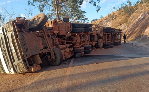 Caminhão tomba na MG-129 em Itabira e interdita pista por quatro horas