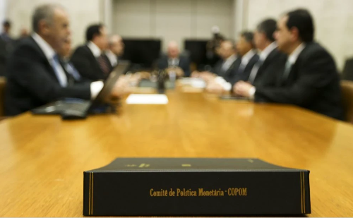 Copom mantém taxa Selic em 15% ao ano, maior nível desde 2006