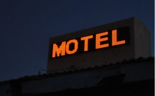 Em Minas Gerais, homem foge sem pagar consumo em motel, abandona carro da mãe e escapa a pé