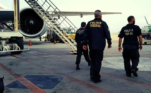 58 brasileiros deportados dos EUA chegam a Confins; mineiro foi preso ao tentar green card